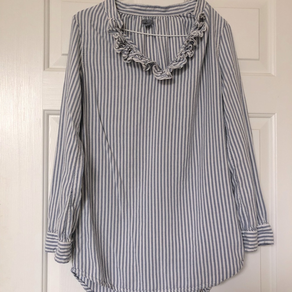 Aerie small long sleeve blue and white stripe shirt.